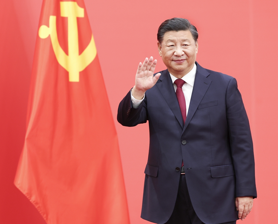 10月23日，剛剛在中國(guó)共產(chǎn)黨第二十屆中央委員會(huì)第一次全體會(huì)議上當(dāng)選的中共中央總書(shū)記習(xí)近平和中共中央政治局常委李強(qiáng)、趙樂(lè)際、王滬寧、蔡奇、丁薛祥、李希在北京人民大會(huì)堂同采訪中共二十大的中外記者親切見(jiàn)面。這是習(xí)近平向在場(chǎng)的中外記者揮手致意。
