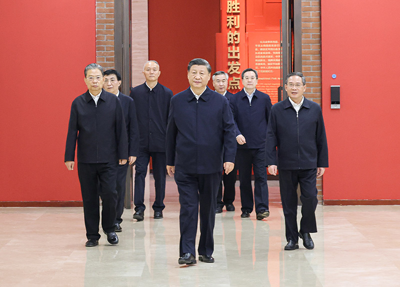 　　10月27日，中共中央總書記、國家主席、中央軍委主席習(xí)近平帶領(lǐng)中共中央政治局常委李強(qiáng)、趙樂際、王滬寧、蔡奇、丁薛祥、李希，瞻仰延安革命紀(jì)念地。這是習(xí)近平等在延安革命紀(jì)念館，參觀《偉大歷程——中共中央在延安十三年歷史陳列》。
