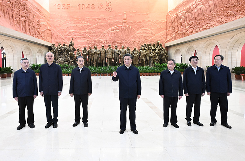 　　10月27日，中共中央總書記、國家主席、中央軍委主席習(xí)近平帶領(lǐng)中共中央政治局常委李強(qiáng)、趙樂際、王滬寧、蔡奇、丁薛祥、李希，瞻仰延安革命紀(jì)念地。這是習(xí)近平在延安革命紀(jì)念館參觀《偉大歷程——中共中央在延安十三年歷史陳列》結(jié)束時發(fā)表重要講話。