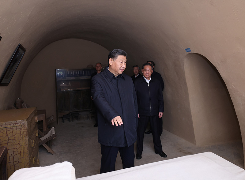 　　10月27日，中共中央總書記、國家主席、中央軍委主席習(xí)近平帶領(lǐng)中共中央政治局常委李強(qiáng)、趙樂際、王滬寧、蔡奇、丁薛祥、李希，瞻仰延安革命紀(jì)念地。這是習(xí)近平等在楊家?guī)X參觀毛澤東舊居。