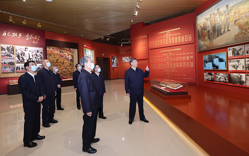 　　10月27日，中共中央總書記、國家主席、中央軍委主席習(xí)近平帶領(lǐng)中共中央政治局常委李強(qiáng)、趙樂際、王滬寧、蔡奇、丁薛祥、李希，瞻仰延安革命紀(jì)念地。這是習(xí)近平等在延安革命紀(jì)念館，參觀《偉大歷程——中共中央在延安十三年歷史陳列》。