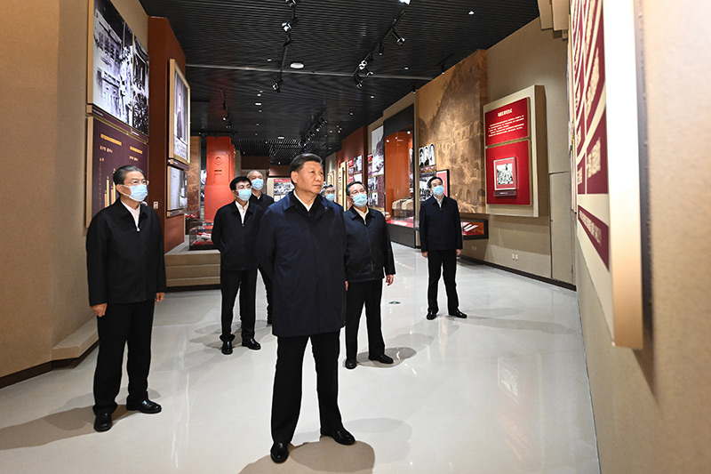 　　10月27日，中共中央總書記、國家主席、中央軍委主席習(xí)近平帶領(lǐng)中共中央政治局常委李強(qiáng)、趙樂際、王滬寧、蔡奇、丁薛祥、李希，瞻仰延安革命紀(jì)念地。這是習(xí)近平等在延安革命紀(jì)念館，參觀《偉大歷程——中共中央在延安十三年歷史陳列》。