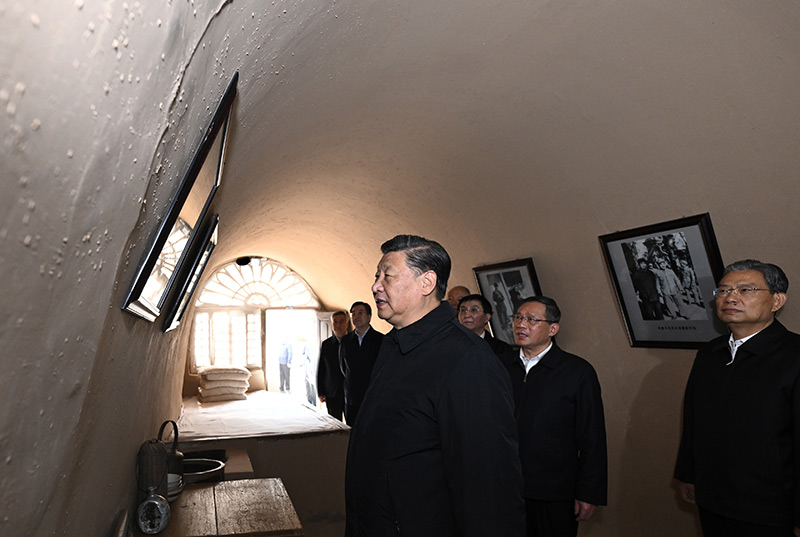 　　10月27日，中共中央總書記、國家主席、中央軍委主席習(xí)近平帶領(lǐng)中共中央政治局常委李強(qiáng)、趙樂際、王滬寧、蔡奇、丁薛祥、李希，瞻仰延安革命紀(jì)念地。這是習(xí)近平等在楊家?guī)X參觀朱德舊居。