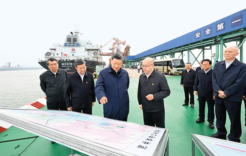 2023年5月11日至12日，中共中央總書記、國家主席、中央軍委主席習(xí)近平在河北考察，并主持召開深入推進京津冀協(xié)同發(fā)展座談會。這是11日下午，習(xí)近平在滄州市黃驊港煤炭港區(qū)碼頭考察。 新華社記者 李學(xué)仁/攝