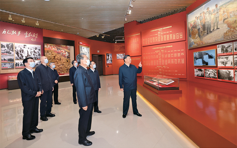 2022年10月27日，中共中央總書記、國家主席、中央軍委主席習(xí)近平帶領(lǐng)中共中央政治局常委李強、趙樂際、王滬寧、蔡奇、丁薛祥、李希，瞻仰延安革命紀念地。這是習(xí)近平等在延安革命紀念館，參觀《偉大歷程——中共中央在延安十三年歷史陳列》。 新華社記者 鞠鵬/攝